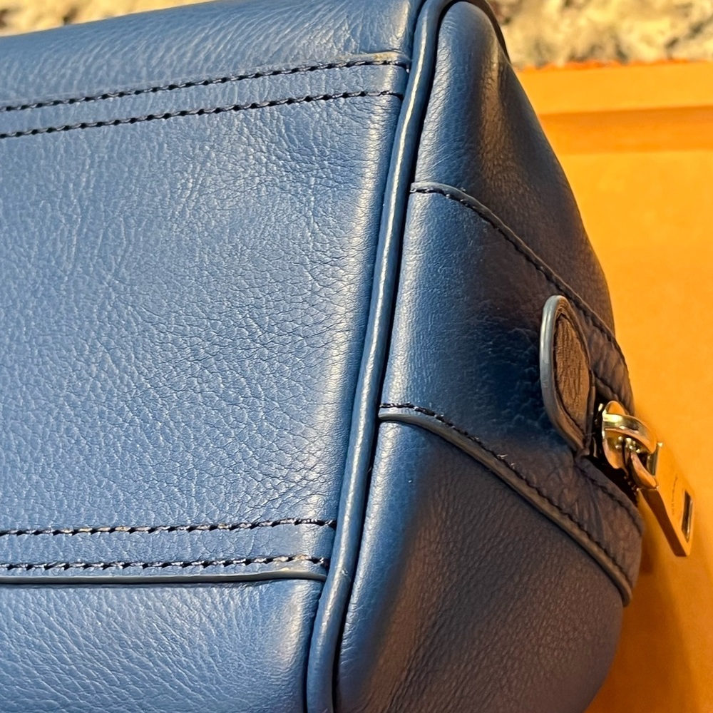 Coach blue leather toiletry bag - Picture 7 of 16